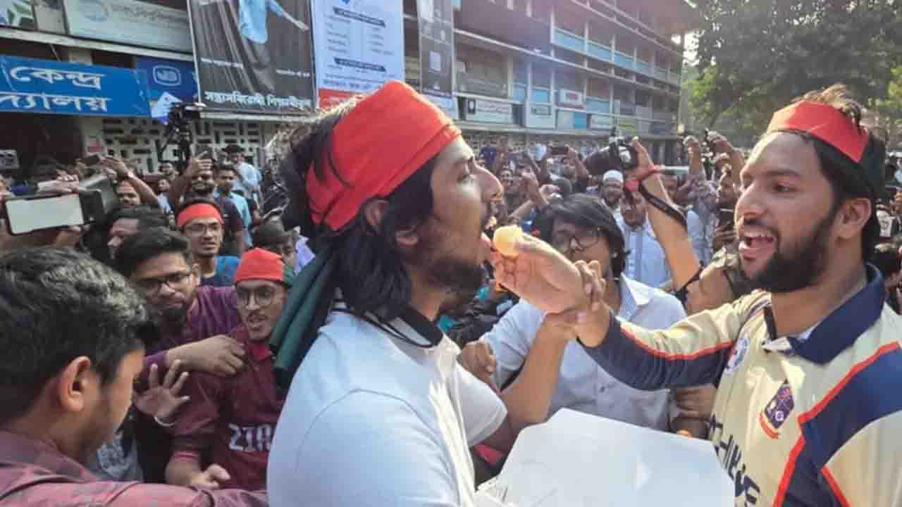 হাসিনার মৃত্যুদণ্ডের রায়ে টিএসসিতে শিক্ষার্থীদের মিষ্টি বিতরণ