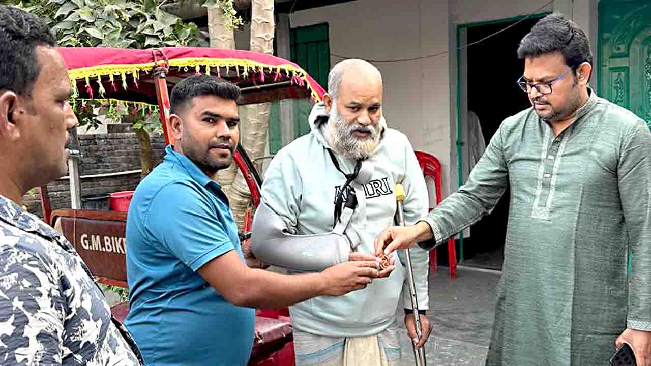 বিএনপির সা. সম্পাদকের সহায়তায় বৃদ্ধ রিপনের সুচিকিৎসা
