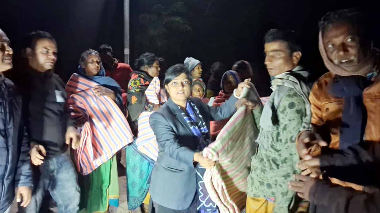 দিনাজপুরে সীমান্তবর্তী আদিবাসী পল্লীতে ইউএনওর কম্বল বিতরণ