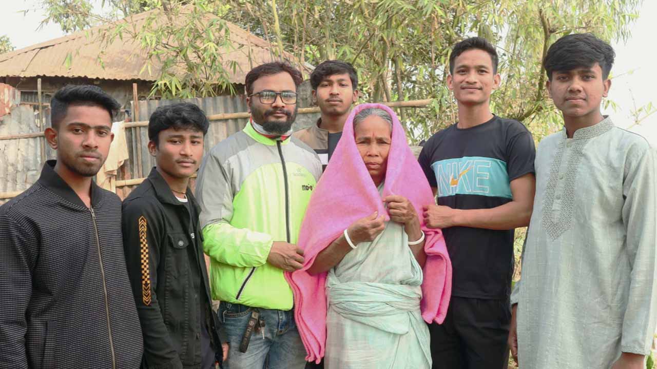 খানসামায় রক্তরেখা ব্লাড ব্যাংকের উদ্যোগে শীতবস্ত্র বিতরণ
