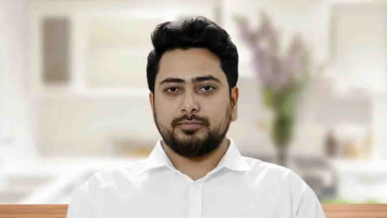 উমরাহ পালনে সৌদি আরব যাচ্ছেন নাহিদ ইসলাম