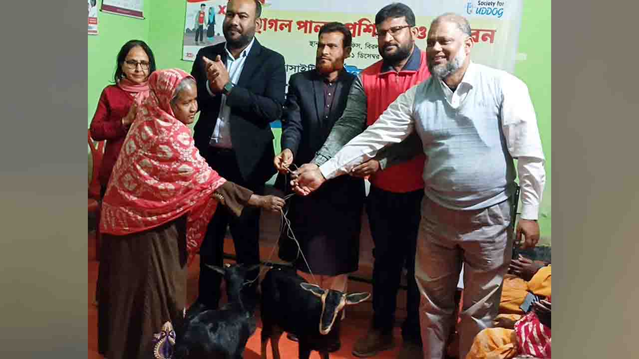 বিরলে প্রতিবন্ধীদের মাঝে ছাগল ও হুইল চেয়ার বিতরণ করলেন ইউএনও