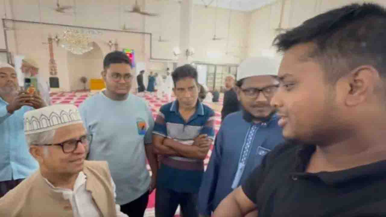 ঢাবির সাবেক ভিসি আখতারুজ্জামান-হাসনাতের অনাকাঙ্ক্ষিত সাক্ষাৎ