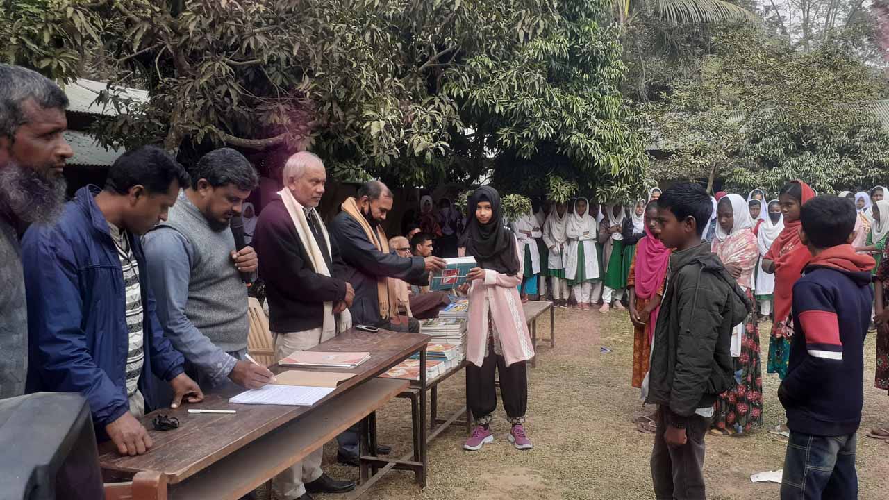 ঘোড়াঘাটে প্রাথমিক ও মাধ্যমিক বিদ্যালয়ে বই বিতরণ উৎসব