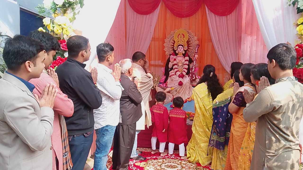 দিনাজপুরে ধর্মীয় ভাবগাম্ভীর্য ও উৎসবে পালিত হচ্ছে সরস্বতী পূজা
