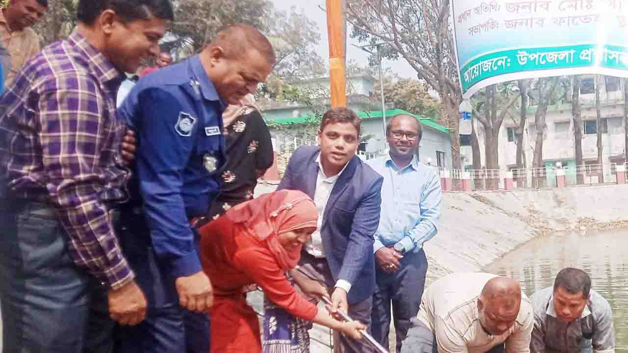 চিরিরবন্দরে ৩৩৪ কেজি পোনা মাছ অবমুক্ত করলেন ইউএনও