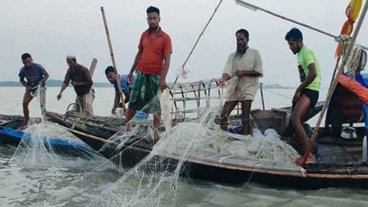 আজ মধ্যরাত থেকে সাগরে মাছ ধরায় নিষেধাজ্ঞা
