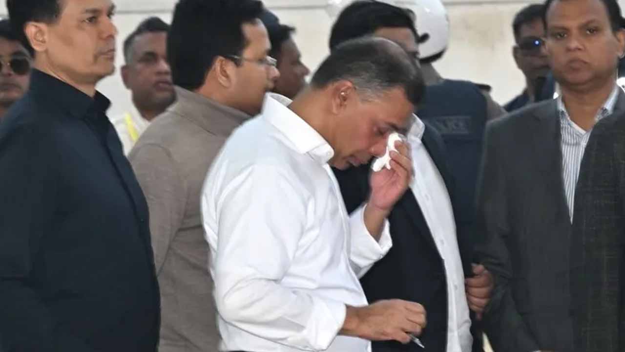 বাবার কবরের পাশে দাঁড়িয়ে কাঁদলেন তারেক রহমান