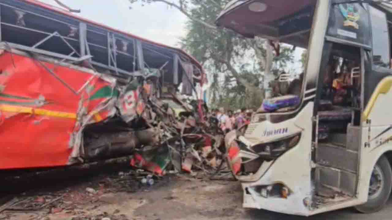 মাদারীপুরে দুই বাসের মুখোমুখি সংঘর্ষে নিহত ২,আহত ১০