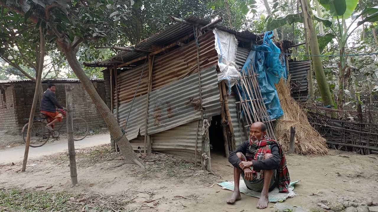 ভাঙ্গা টিনের ঘরে প্রায় ১৬ বছর ধরে বসবাস বিরলের পয়ন সরকারের