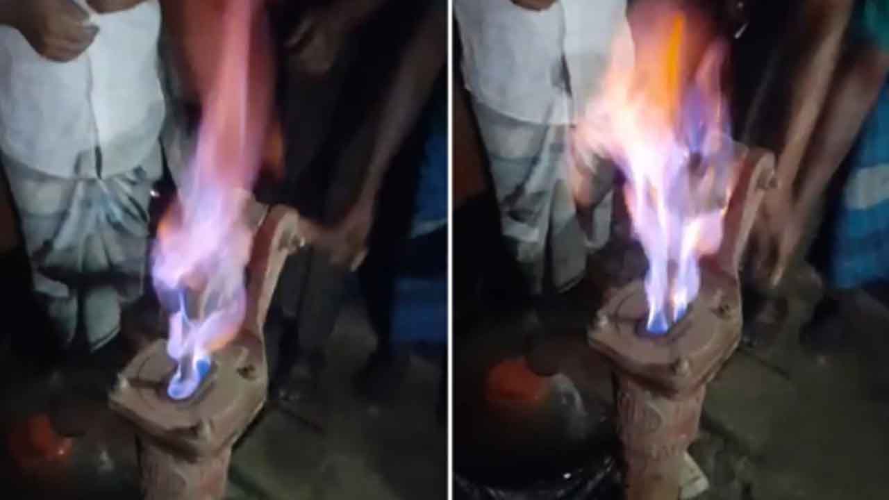 নোয়াখালীতে নলকূপ দিয়ে বের হচ্ছে গ্যাস
