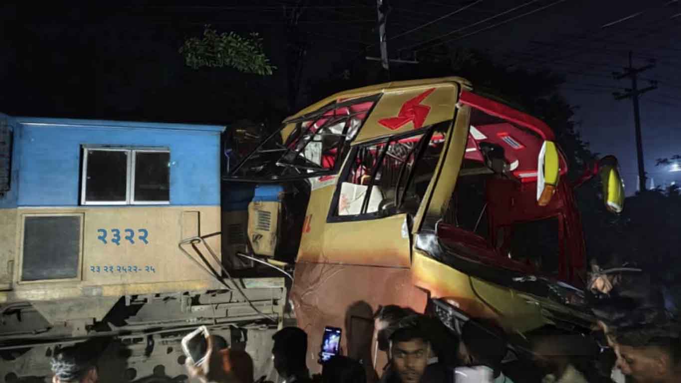 কুমিল্লার পদুয়ার বাজারে ট্রেন-বাস সংঘর্ষে নিহত ১২