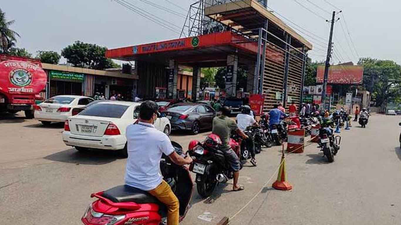 পাম্পে মিলছে না পেট্রোল-অকটেন, চরম ভোগান্তিতে মানুষ