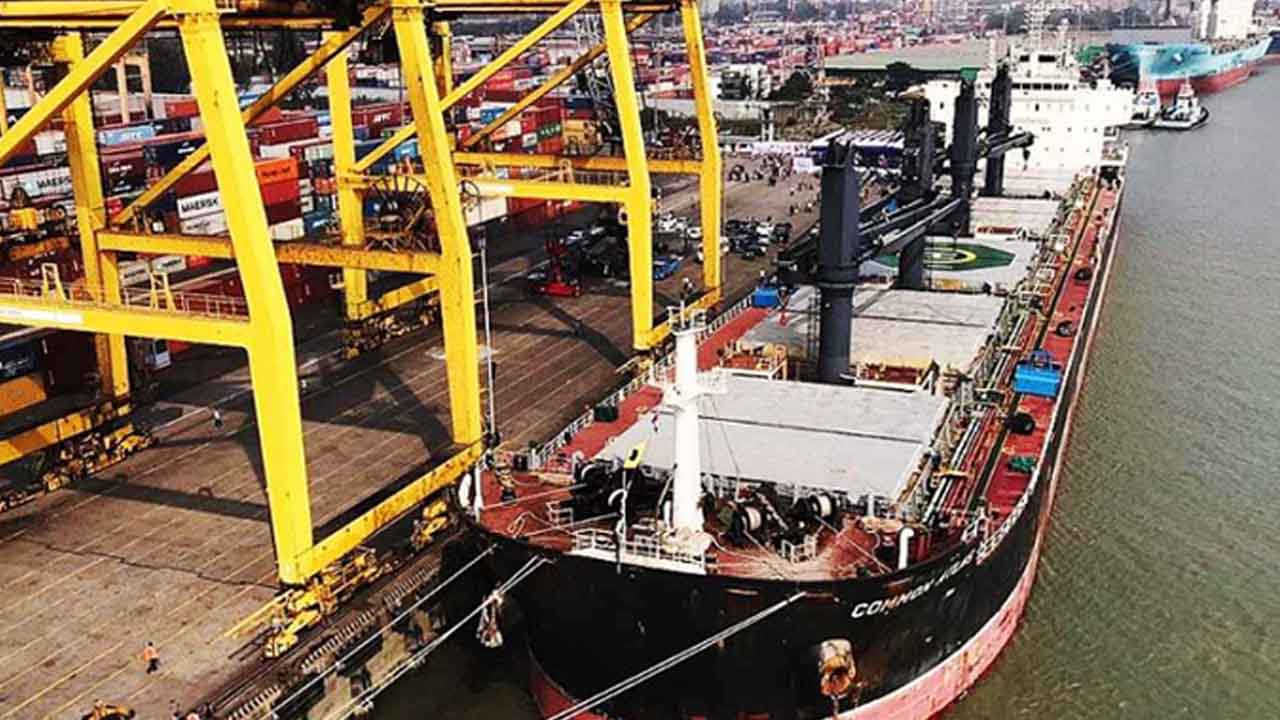 জ্বালানি নিয়ে চট্টগ্রামে ৪ জাহাজের আগমন