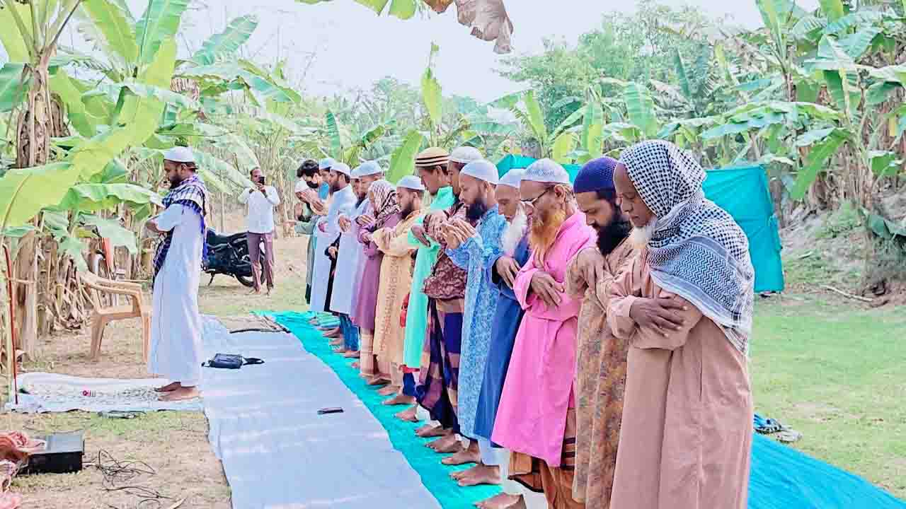 চিরিরবন্দরে সৌদি আরবের সঙ্গে মিল রেখে ঈদ উদযাপন