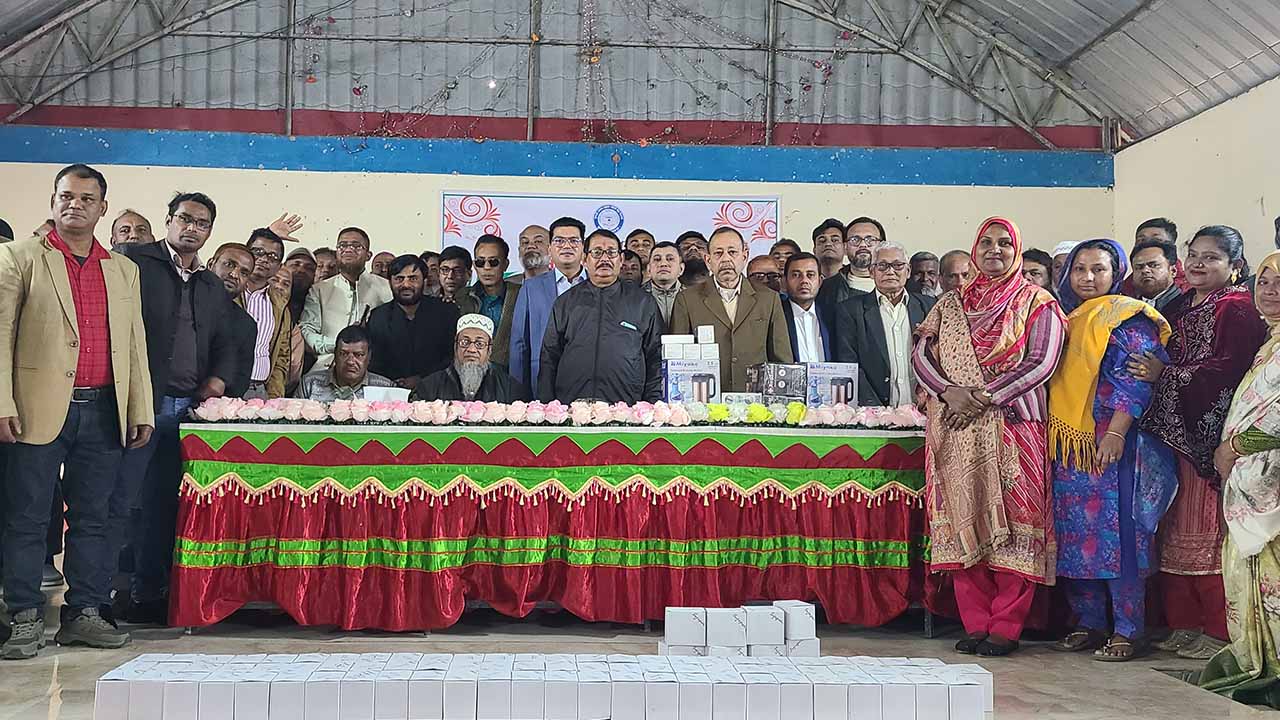 প্রাক্তন শিক্ষার্থীদের মিলনমেলায় মুখরিত জিএম পাইলট উচ্চ বিদ্যালয়
