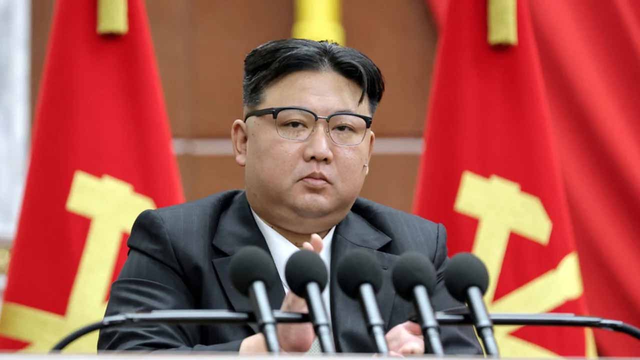 প্রকাশ্যে উপপ্রধানমন্ত্রীকে বরখাস্ত করলেন কিম জং উন