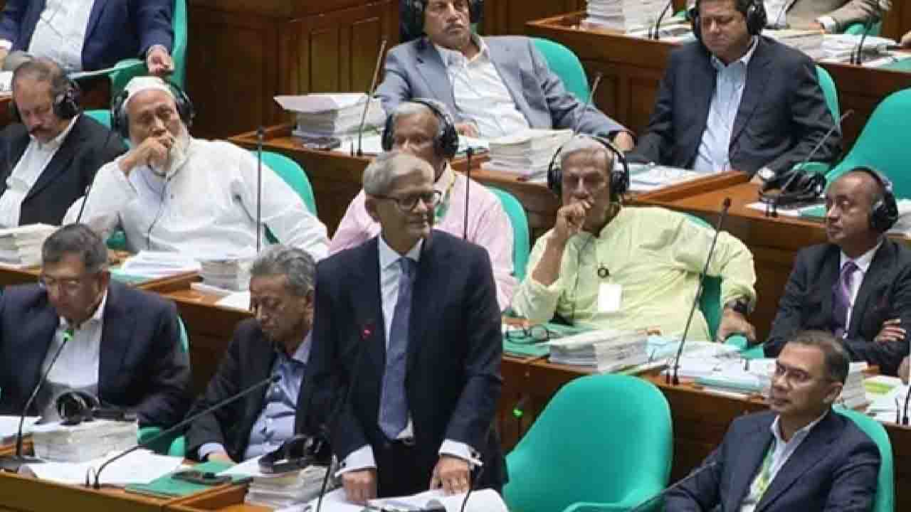 দুর্নীতিকে প্রশ্রয় না দিয়ে সড়ককে অগ্রাধিকার দেবে সরকার: মির্জা ফখরুল