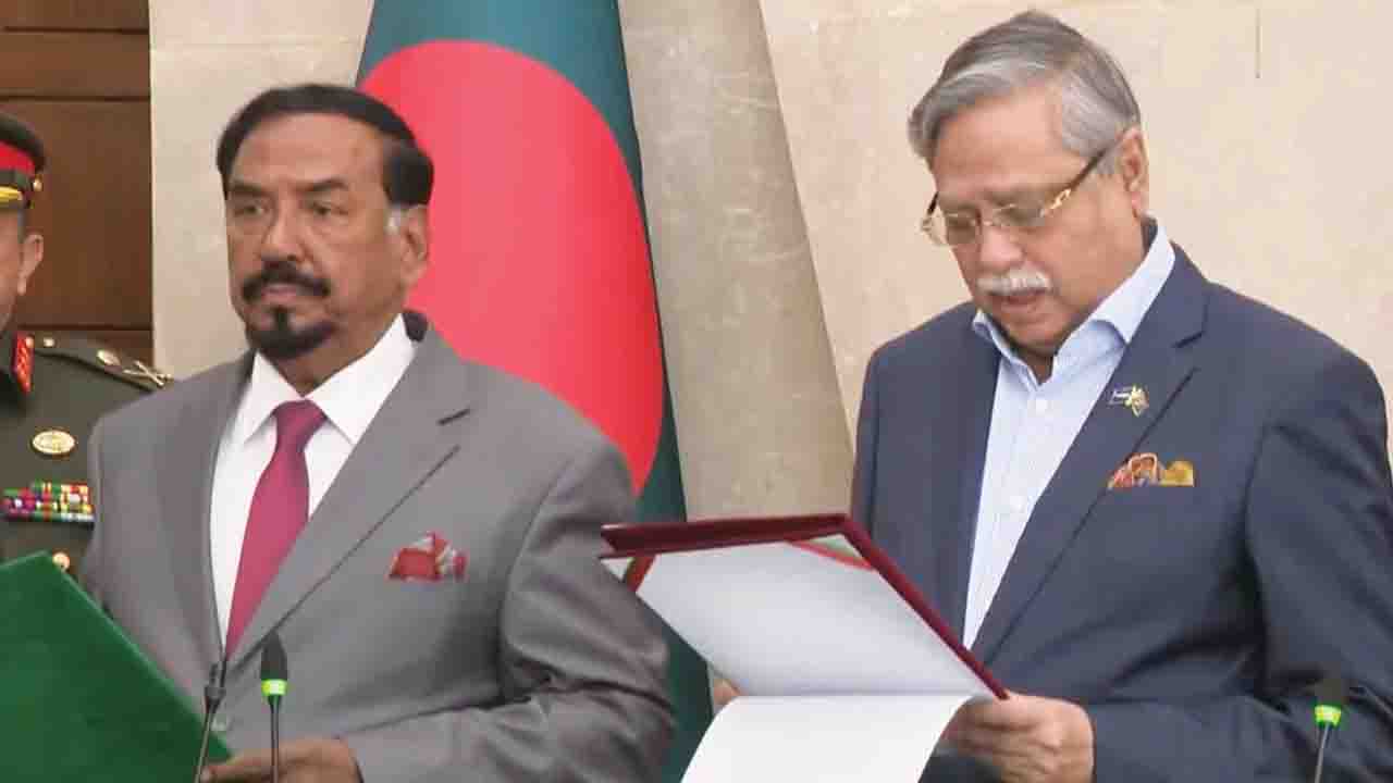 নতুন স্পিকারকে শপথ পড়ালেন রাষ্ট্রপতি মো. সাহাবুদ্দিন