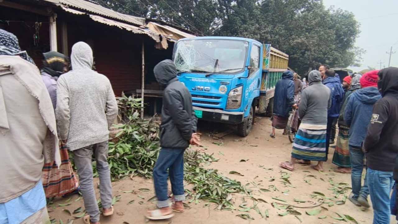 ঘোড়াঘাটে নিয়ন্ত্রণ হারিয়ে মিনি ট্রাকের ধাক্কায় ৩ জন গুরুতর আহত