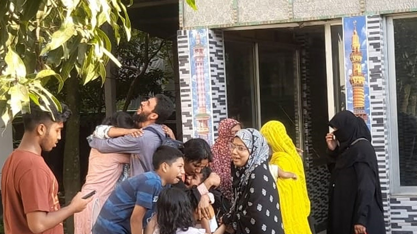 ভয়াবহ দুর্ঘটনায় বাবা-মাসহ দুই ছেলের মর্মান্তিক মৃত্যু