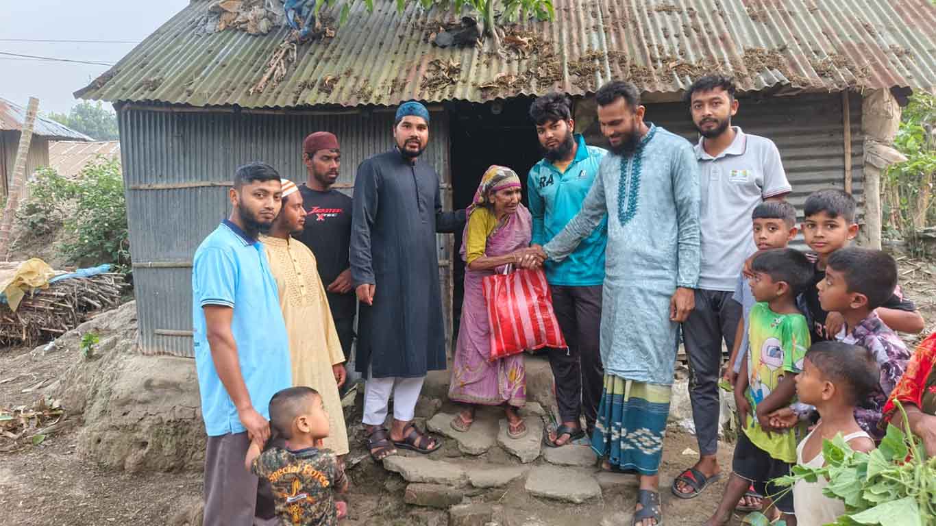 বীরগঞ্জে মানবকল্যাণ যুব ফাউন্ডেশনের উদ্যোগে ঈদ উপহার