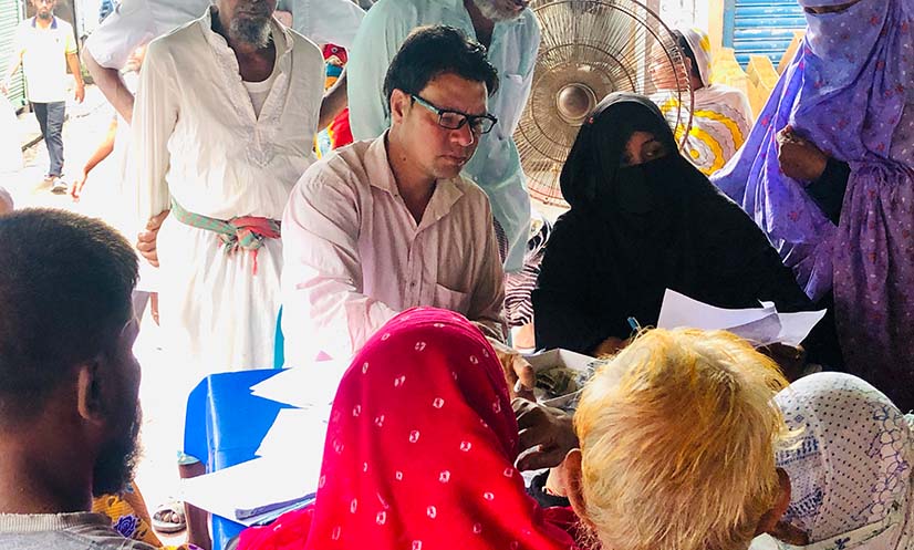 হিলিতে বিনামূল্যে চক্ষু শিবির, চিকিৎসা পেলেন দুই শতাধিক মানুষ