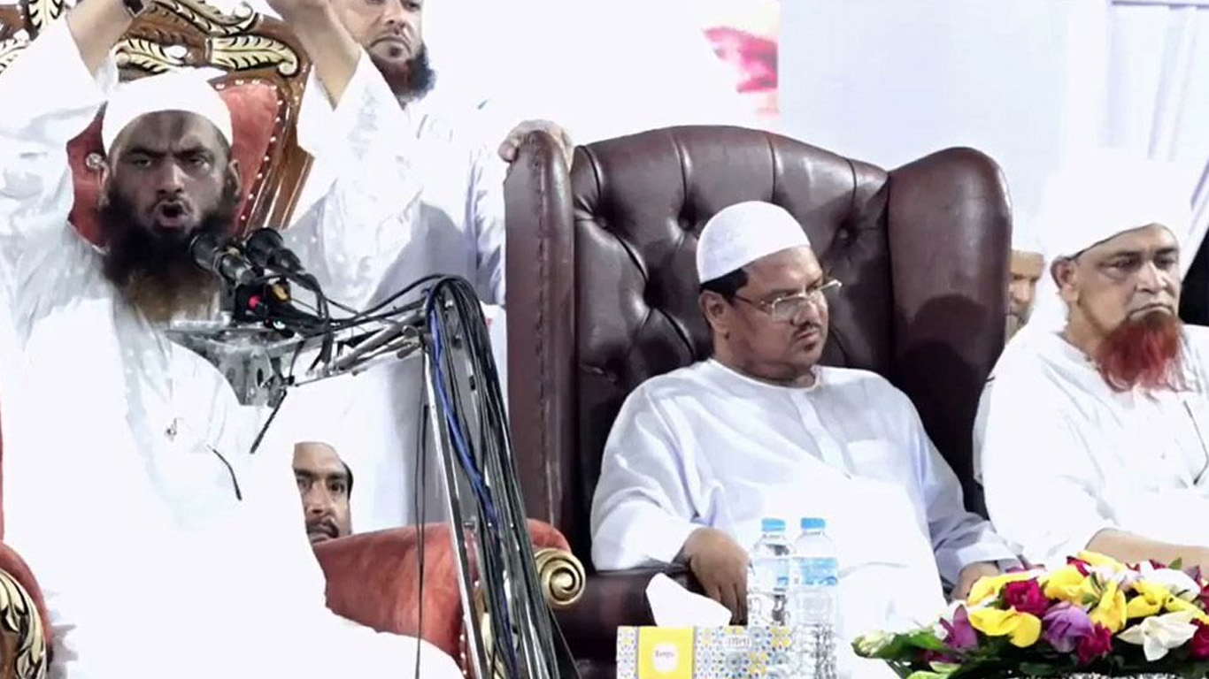চরমোনাই পীরকে পাশে বসিয়ে নির্বাচন নিয়ে যে বার্তা দিলেন মামুনুল হক