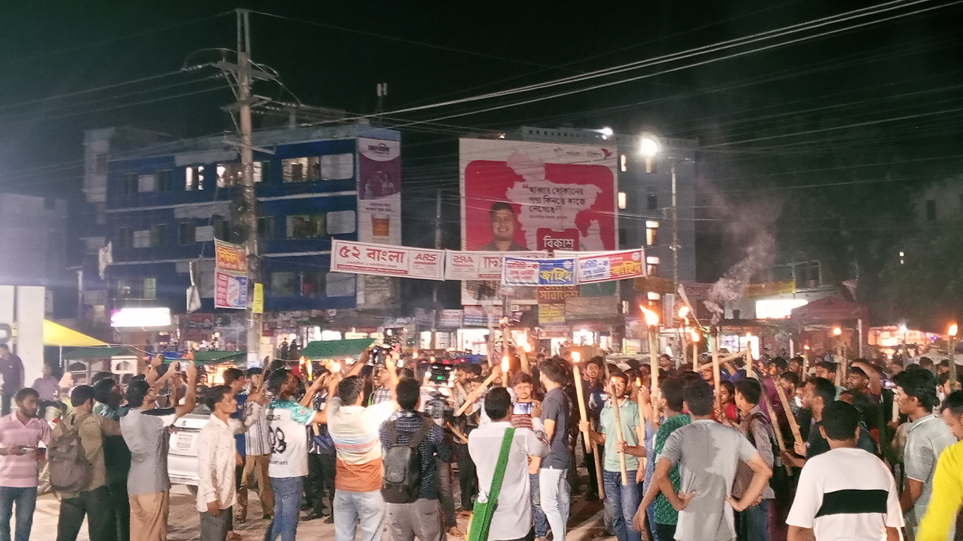 বুয়েট শিক্ষার্থীদের ওপর হামলার প্রতিবাদে বেরোবিতে মশাল মিছিল