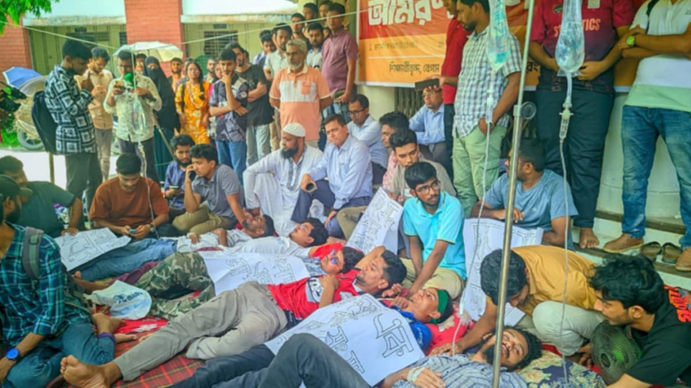 ছাত্র সংসদ দাবিতে অসুস্থ শিক্ষার্থীরা, হাসপাতালে ভর্তি ৪
