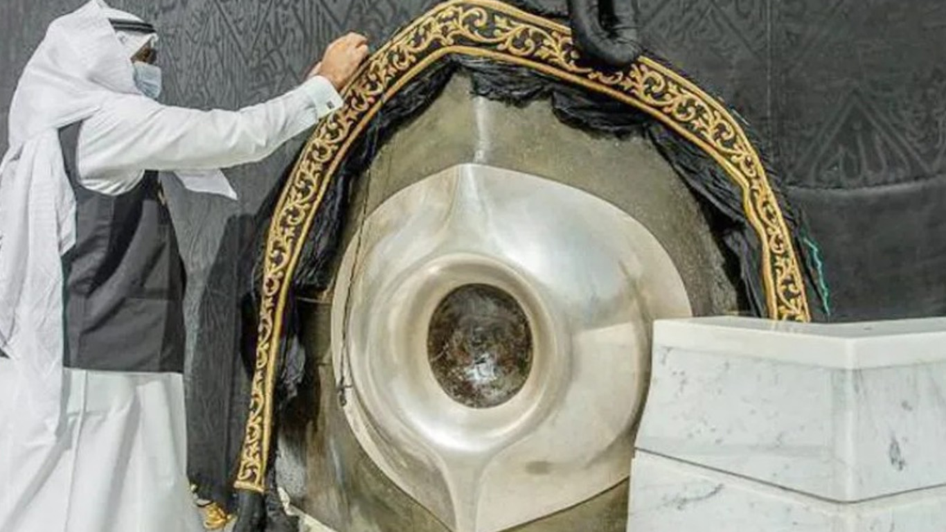 তাওয়াফের সময় হাজরে আসওয়াদের সামনে না দাঁড়াতে নির্দেশ