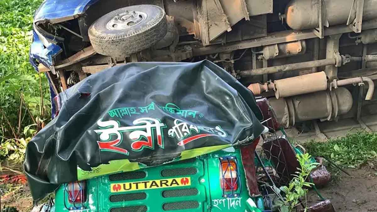 বাস-অটোরিকশার সংঘর্ষে নি‍‍`হত ৫