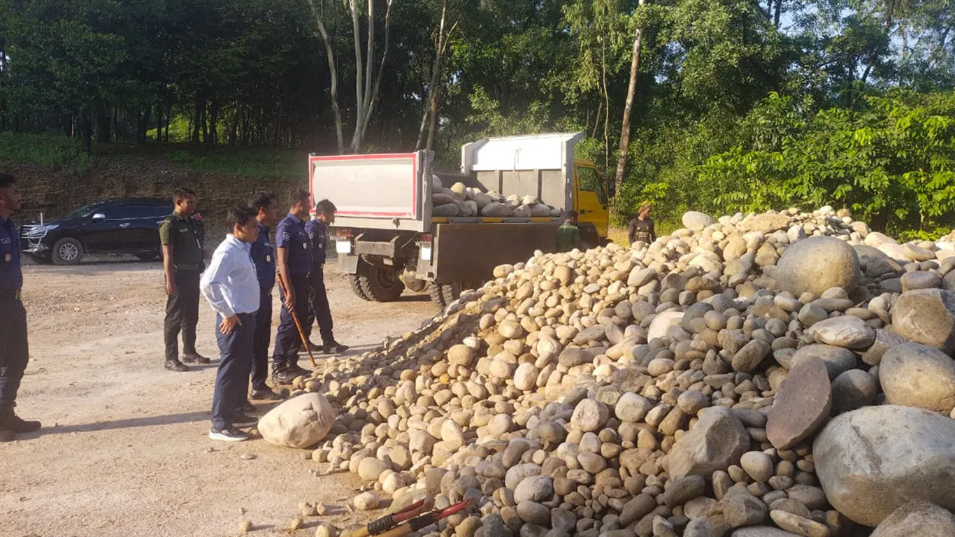 সিলেটে লুকিয়ে রাখা ৫ হাজার ঘনফুট সাদাপাথর উদ্ধার