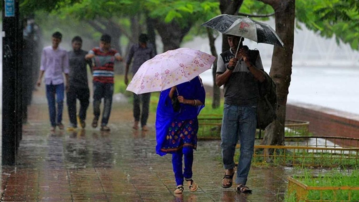 সারাদেশে বৃষ্টি হতে পারে আজ, কমতে পারে তাপমাত্রা