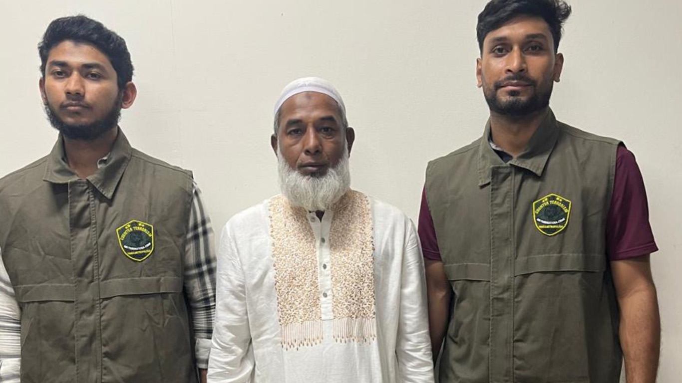 রাজধানীতে মধ্যরাতে শ্রমিক লীগ নেতা হুমায়ুন কবির গ্রেপ্তার