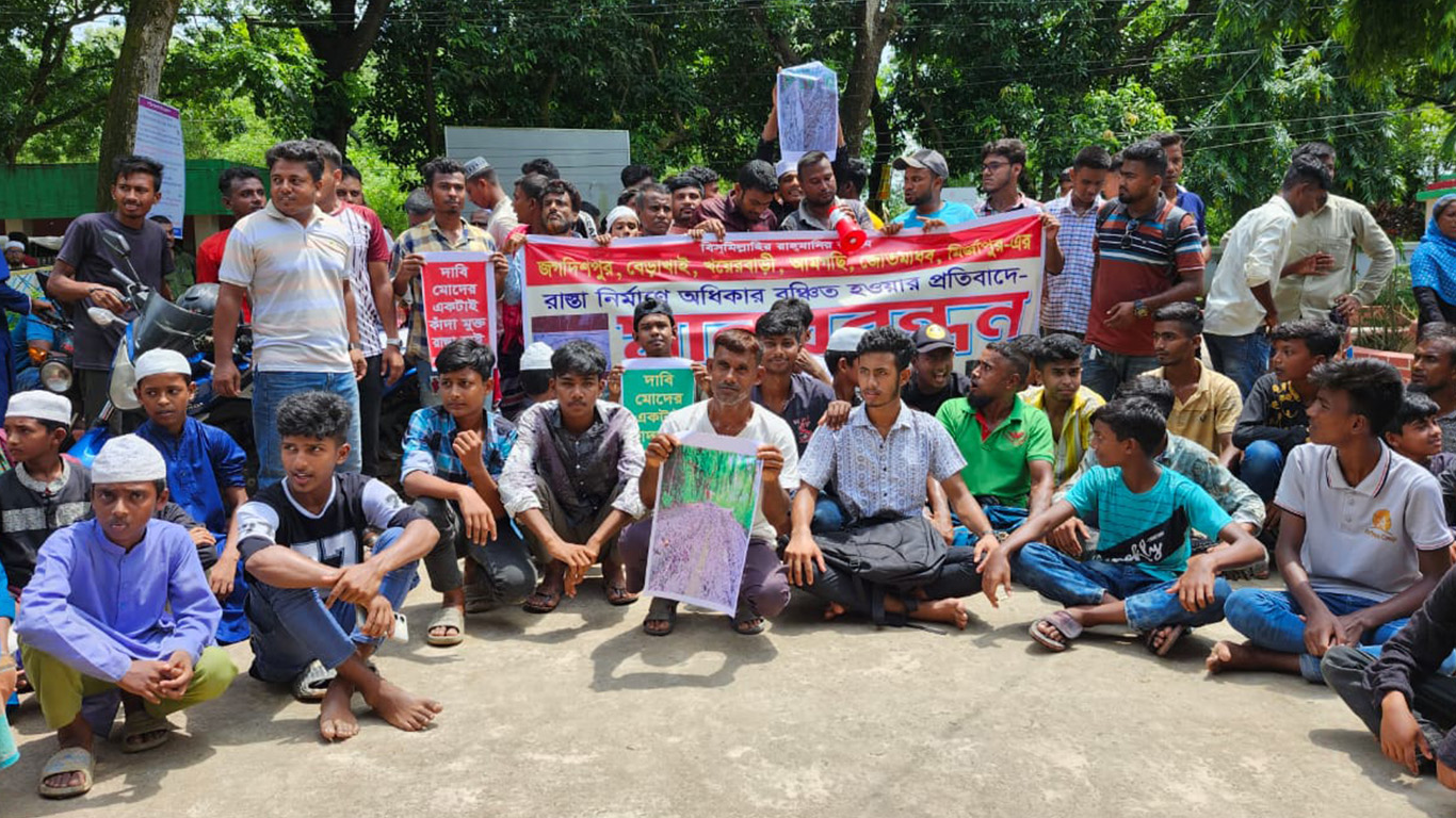 বিরামপুরে বেহাল সড়ক সংস্কারের দাবিতে এলাকাবাসীর স্মারকলিপি