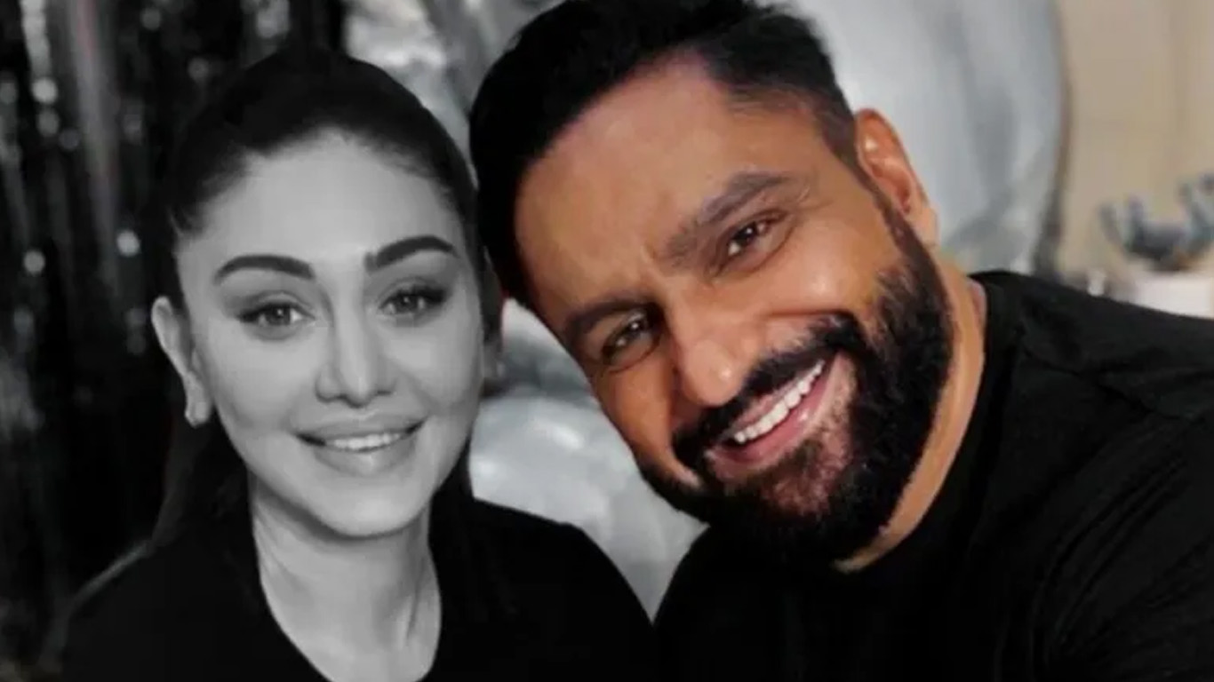 প্রয়াত স্ত্রীকে চিরতরে বুকে খোদাই করে রাখলেন পরাগ