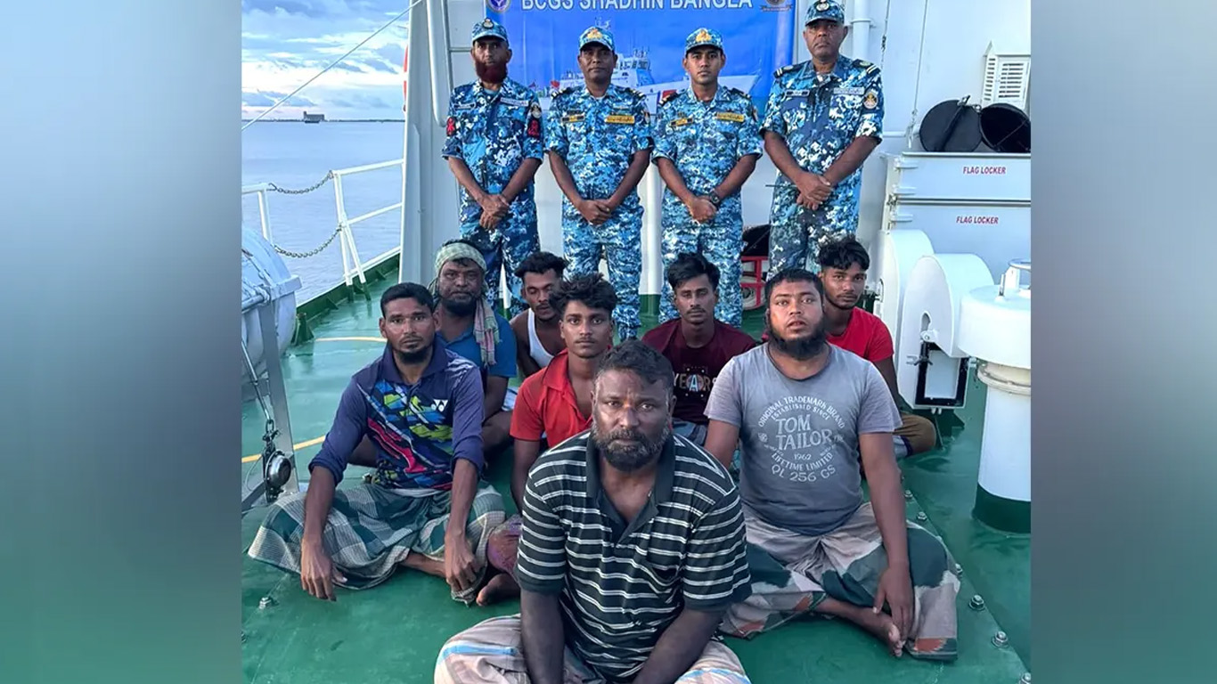 সাগরে ৩ দিন ভাসতে থাকা ৮ জেলেকে উদ্ধার করল কোস্টগার্ডc