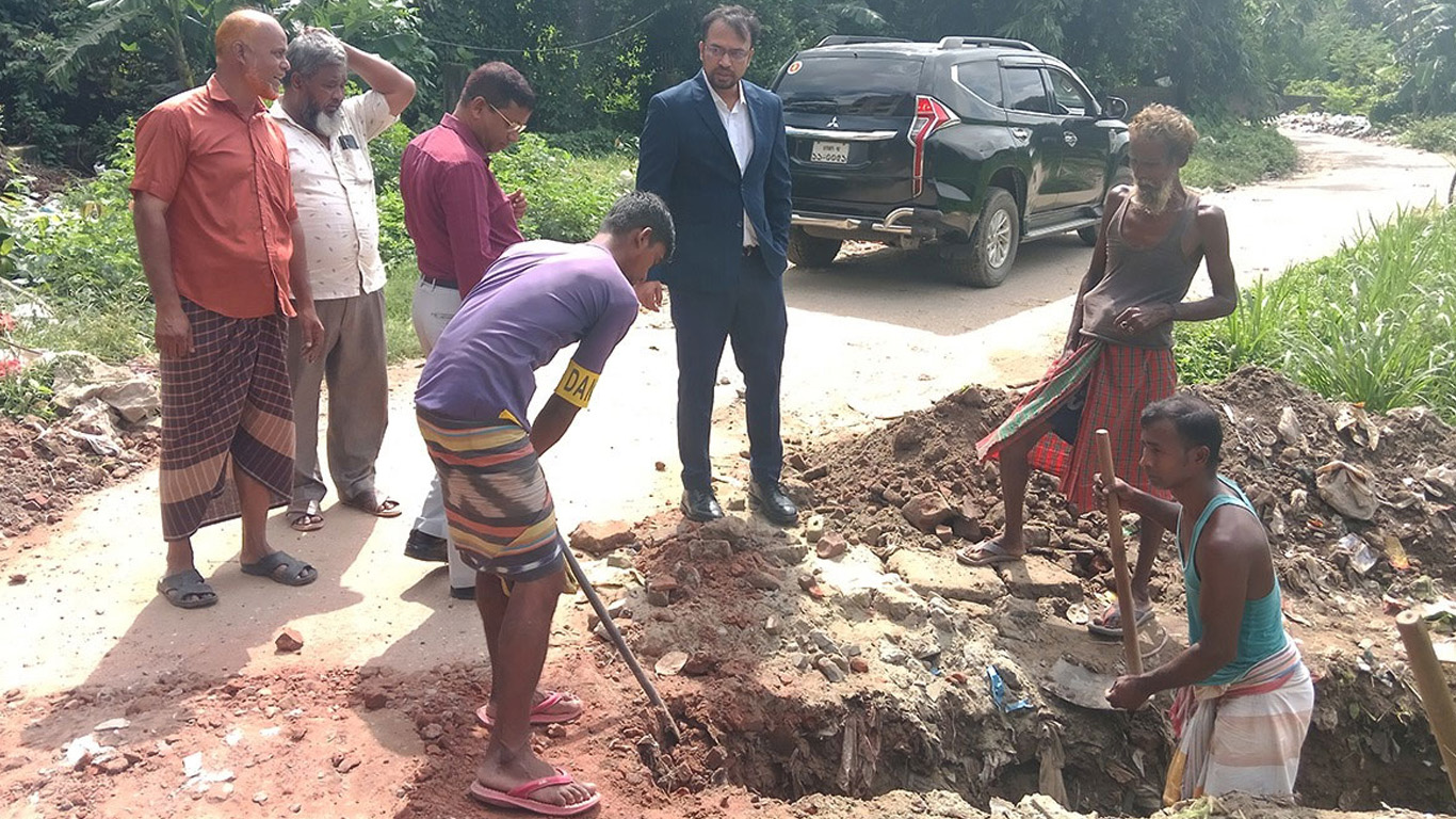 সাভারে জলাবদ্ধতা নিরসনে ইউএনও’র জরুরি উদ্যোগ