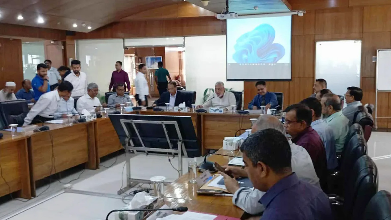 ধর্মঘট এড়াতে বৈঠকে সরকার, পরিবহন মালিক-শ্রমিকদের দাবি