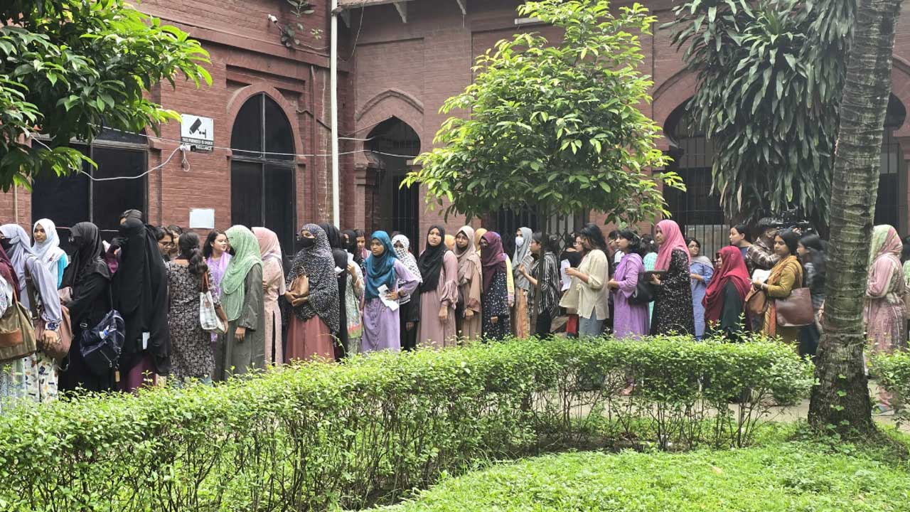 ডাকসু নির্বাচন: নারী ভোটকেন্দ্রগুলোতে উৎসবের আমেজ