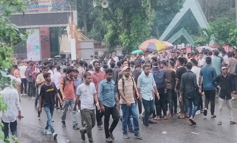 বৃষ্টি উপেক্ষা করে মানিক মিয়াতে মানুষের ঢল, নিরাপত্তা জোরদার।