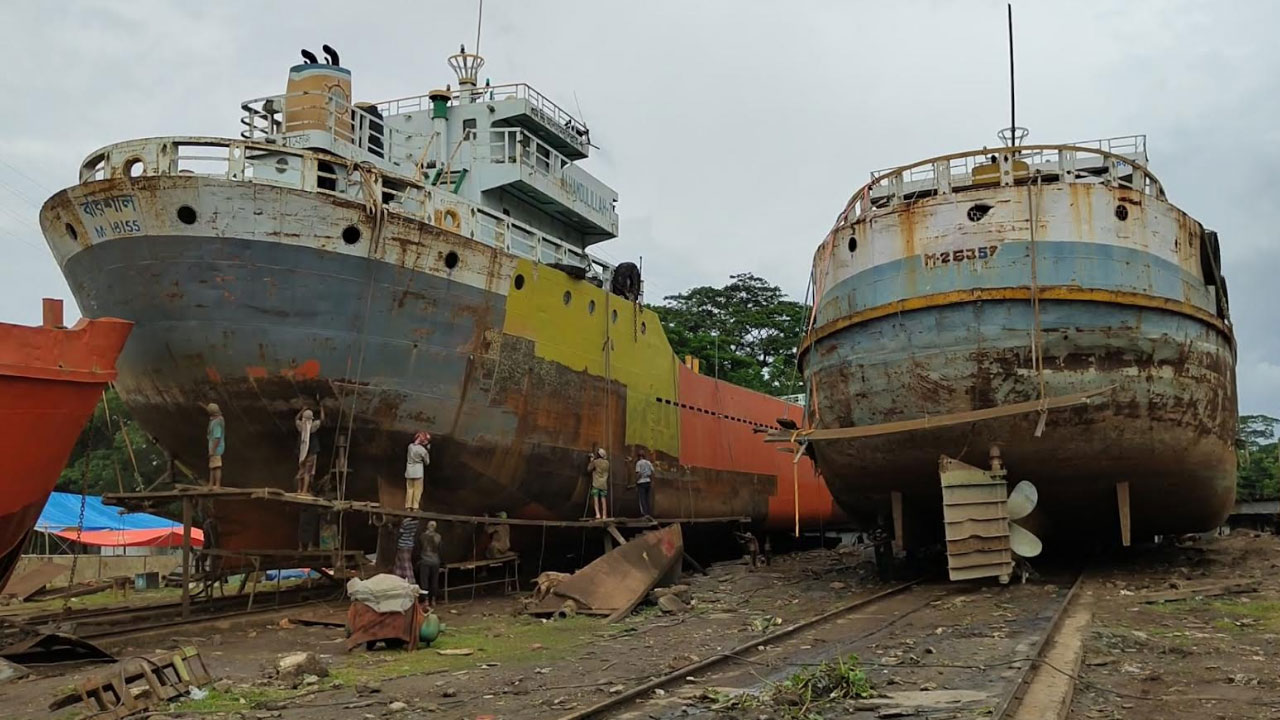 নেছারাবাদে বন্ধ হচ্ছে ডকইয়ার্ড, কর্মহীন হাজারো শ্রমিক
