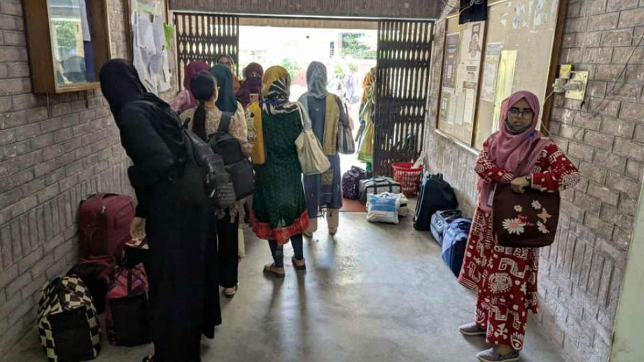 বাকৃবিতে সংঘর্ষ: হল ছাড়ছেন অনেকেই, বিক্ষোভে একাংশ