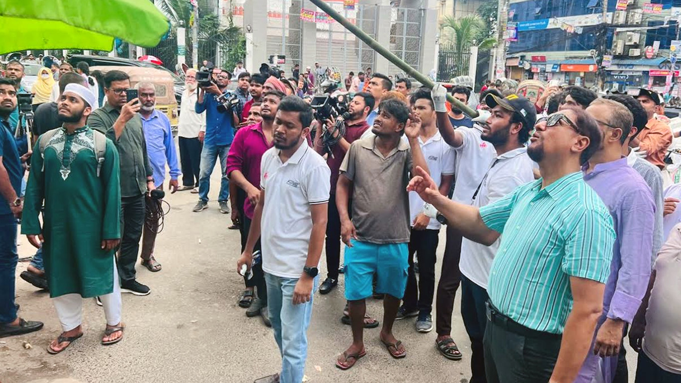 চট্টগ্রামকে অবৈধ ব্যানার-পোস্টার মুক্ত করার ঘোষণা মেয়রের
