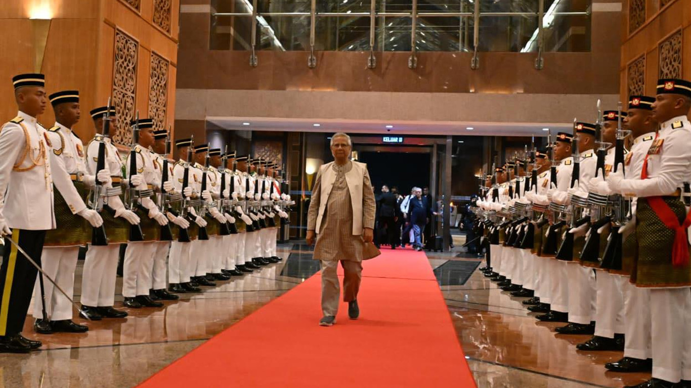 মালয়েশিয়া সফর শেষে দেশে ফিরলেন প্রধান উপদেষ্টা ড. ইউনূস