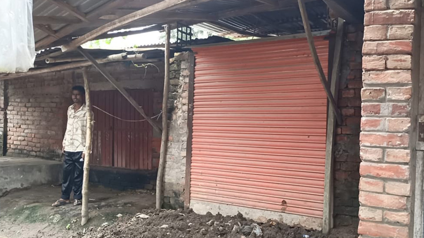 ঘোড়াঘাটে বাজার গলি দখল করে দোকান নির্মাণ, বিপাকে ক্রেতা-বিক্রেতারা