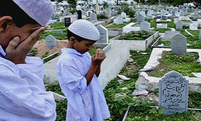 দাফনের পর কবরের পাশে দাঁড়িয়ে দোয়া: শরীয়ত কী বলে?
