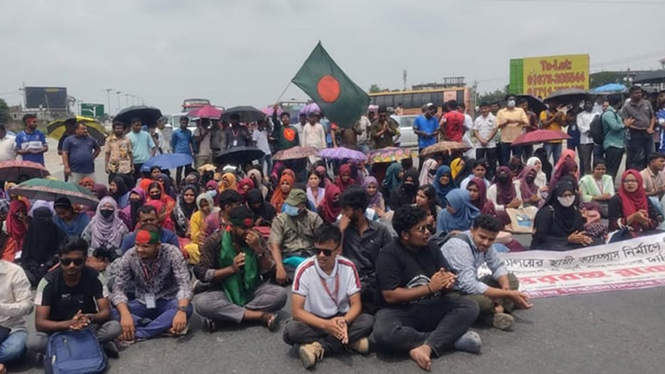 স্থায়ী ক্যাম্পাসের দাবিতে সড়ক অবরোধ, অচল ঢাকা-উত্তরবঙ্গ মহাসড়ক