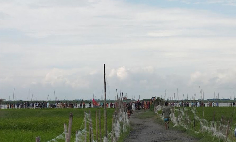 অবৈধ বালু উত্তোলনে গ্রামবাসীর ধাওয়া, ড্রেজারে আগুন